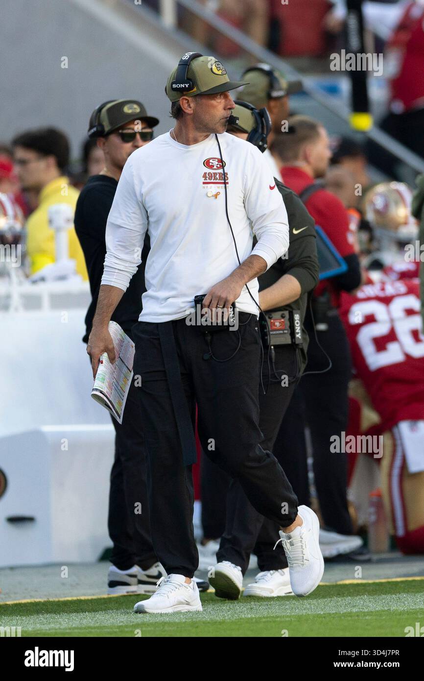 November 2025; Santa Clara, Kalifornien, USA; Kyle Shanahan, Cheftrainer der San Francisco 49ers im zweiten Quartal gegen die Los Angeles Rams im Levi’s Stadium. Obligatorische Gutschrift: Stan Szeto - Image of Sport Stockfoto