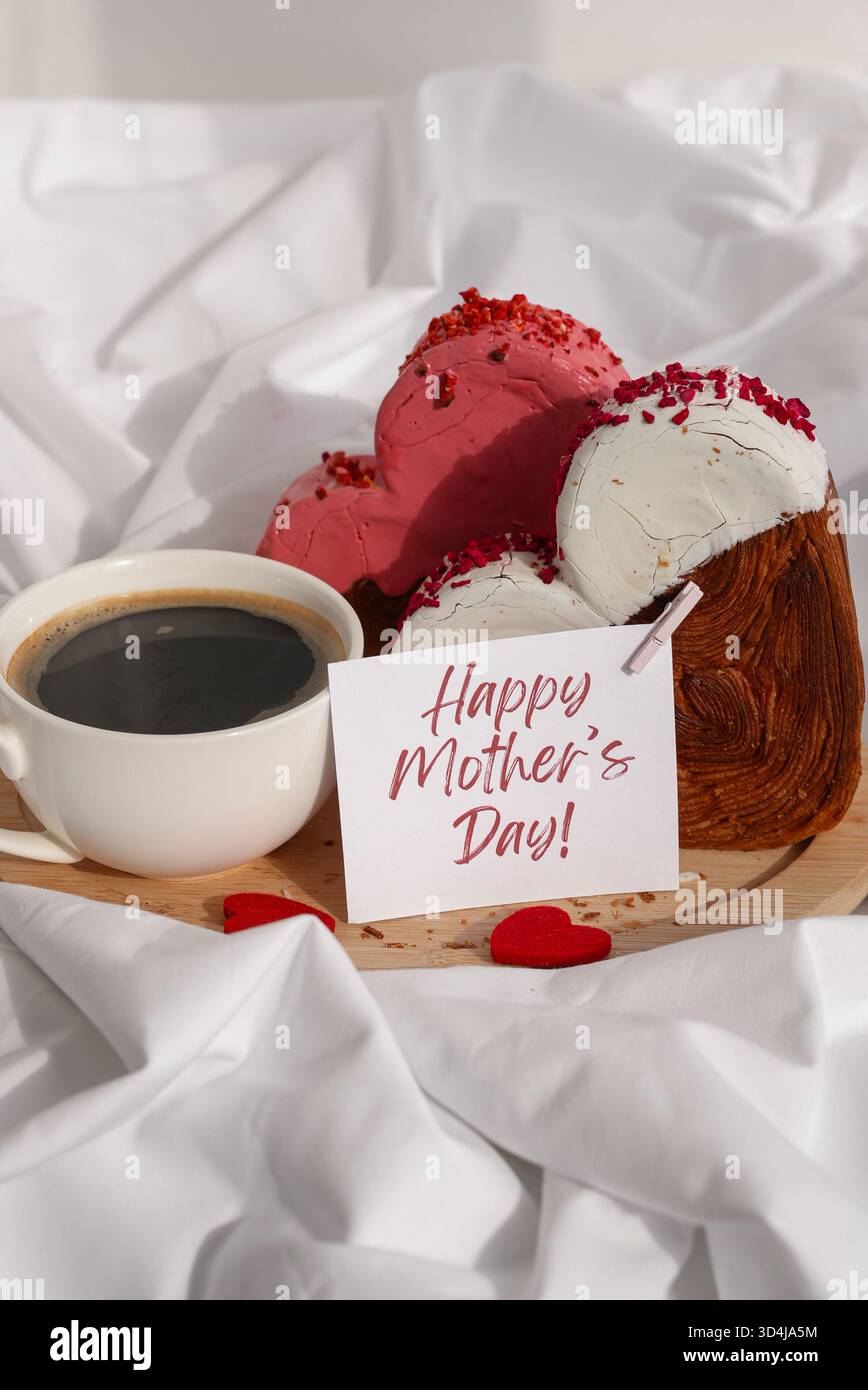 HAPPY MOTHER's DAY Textnachricht Papier Karte Morgenfrühstück Feier köstliche frische Croissants mit buntem Geschmack Ganache. Creation einzigartige Bäckerei in Herzform. Blätterteig Urlaub Liebe Geschenk Präsent Idee. Kopierbereich Stockfoto