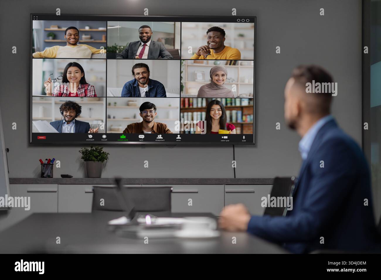 Die Führungskraft im Nahen Osten nimmt per Videoanruf an einer Geschäftskonferenz mit dem globalen Team Teil Stockfoto