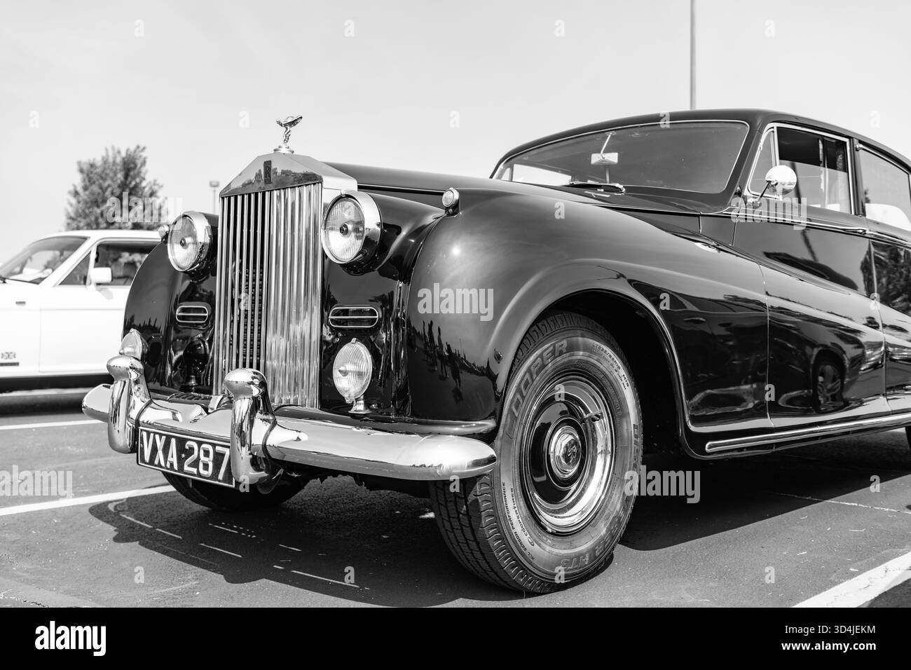 Chicago, Illinois, USA - 08. September 2024: Rolls Royce Silver Wraith Fahrzeug, Eckansicht. Retro-Oldtimer. Rollt Royce Silver Wraith Auto. Rollen Stockfoto