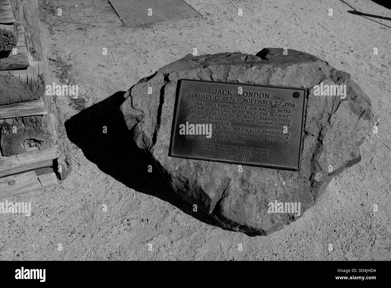 Bronzetafel auf einem Felsbrocken in der Hütte, in der sich der Autor Jack London befand, heute ein historisches Wahrzeichen am Jack London Square in Oakland, Kalifornien. Stockfoto