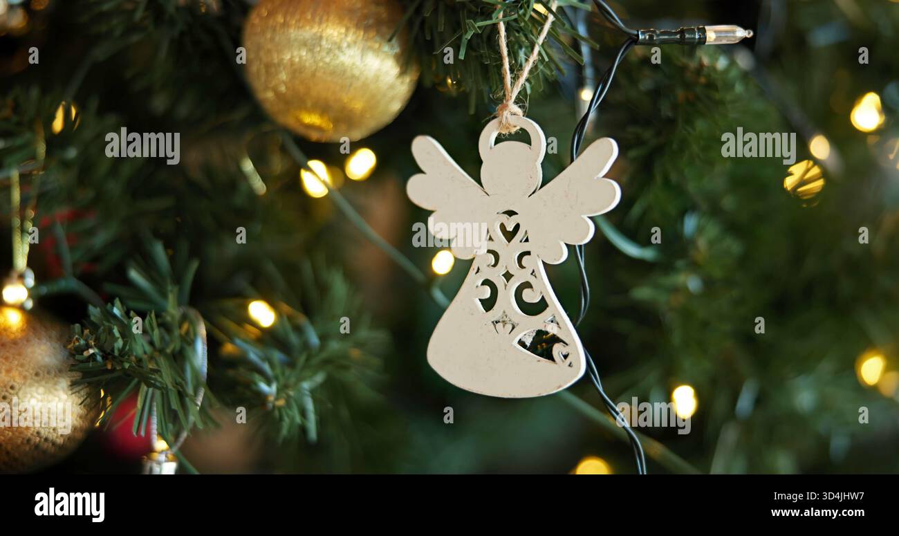 Weihnachten, Dekoration und festliche mit Engel auf Baum zu Hause für Feiern, Veranstaltungen oder Traditionen. Hintergrund, Feiertag und Tapete mit Verzierung Stockfoto