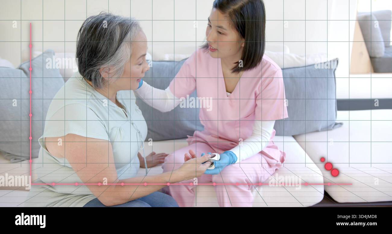 Überprüfen Sie die rosafarbenen Peelings des Pflegepersonals, die den Senioren auf dem Heimsofa berühren, halten Sie das Messgerät, blaue Handschuhe, rote Grafik Stockfoto