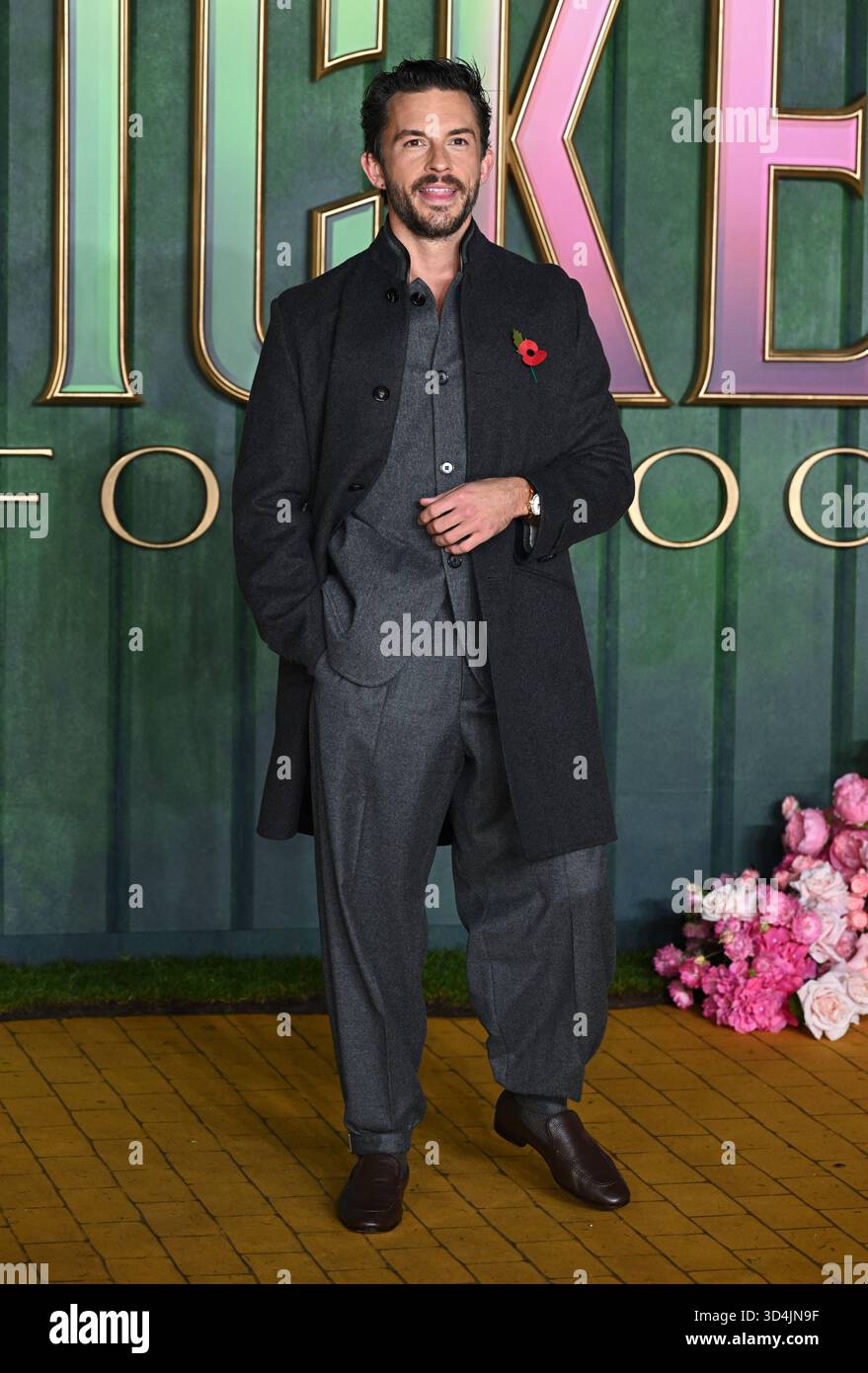 London, Großbritannien. November 2025. Jonathan Bailey bei der europäischen Premiere von Wicked for Good, Leicester Square. Foto: Stuart Hardy/ABACAPRESS.COM Credit: Abaca Press/Alamy Live News Stockfoto