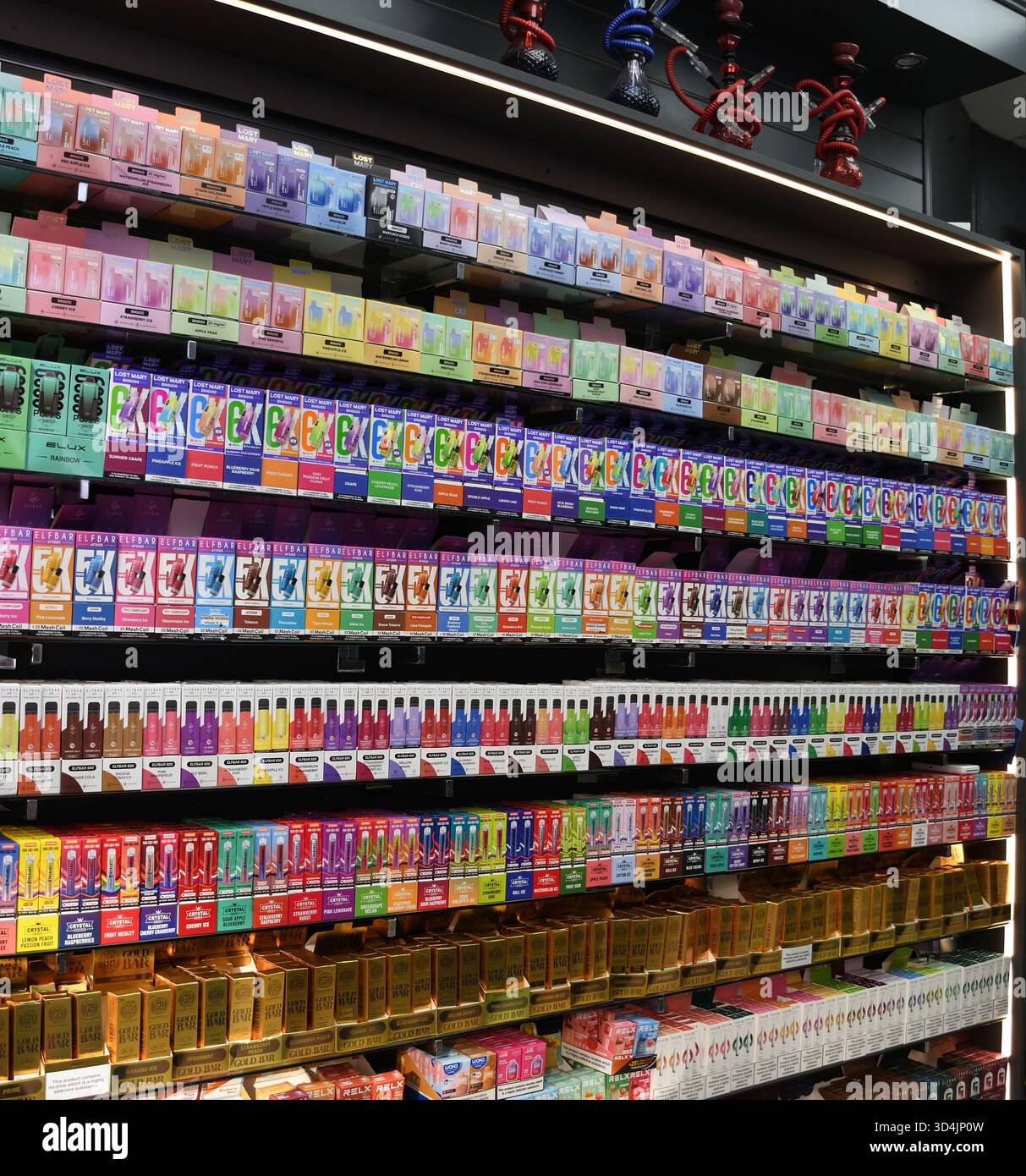 Vapes on Sale, Oxford Street, Central London, City of Westminster, London, Großbritannien - Vapes und Hookahs Stockfoto