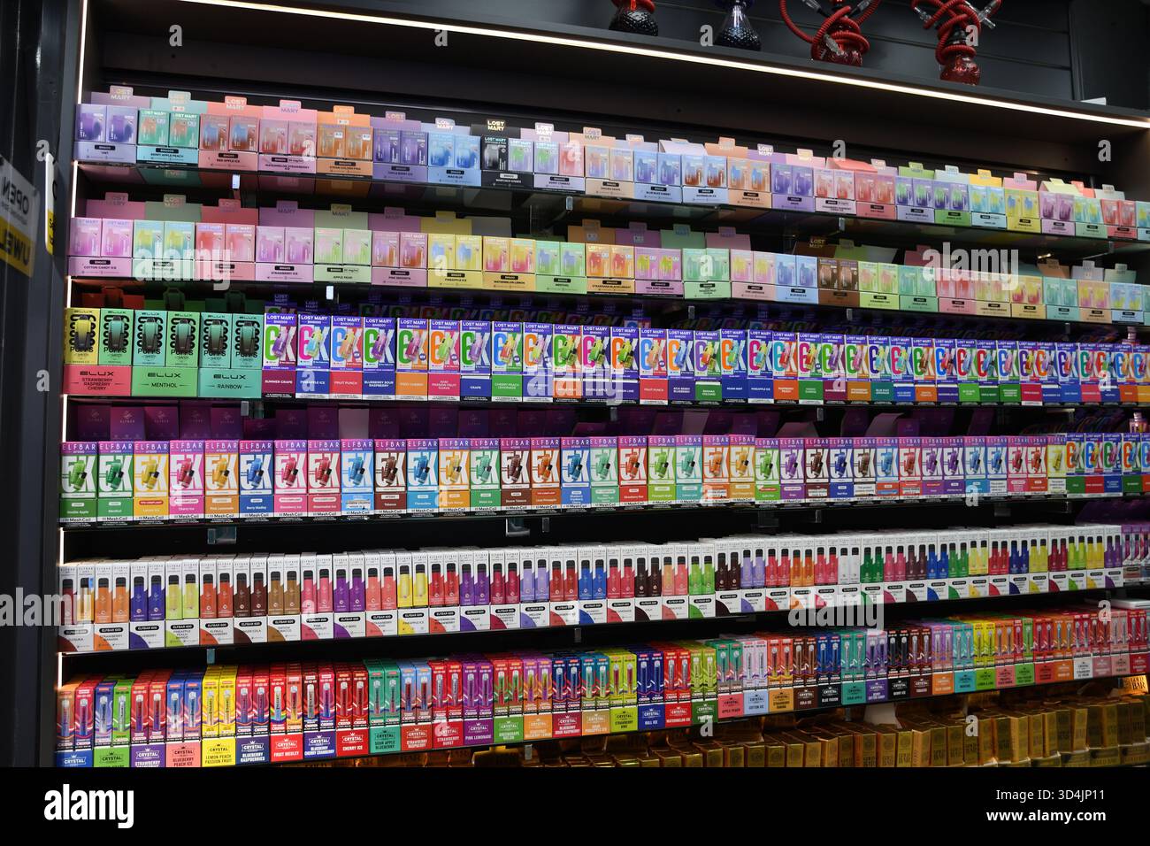 Vapes on Sale, Oxford Street, Central London, City of Westminster, London, Großbritannien - Vapes und Hookahs Stockfoto