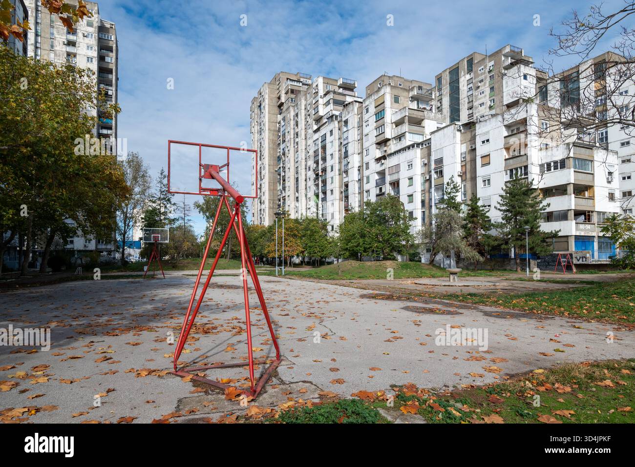 Brutalistische Wohngebäude aus der jugoslawischen Ära mit einem Gemeinschaftsspielplatz im Blok 62 in Neubelgrad. Oktober 2025. Stockfoto