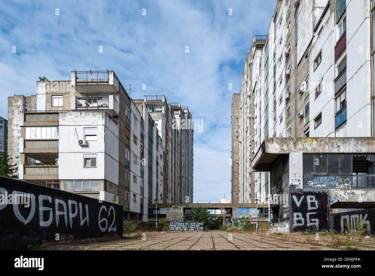 Brutalistische Wohngebäude aus der jugoslawischen Ära im Blok 62 von Neubelgrad. Oktober 2025. Stockfoto
