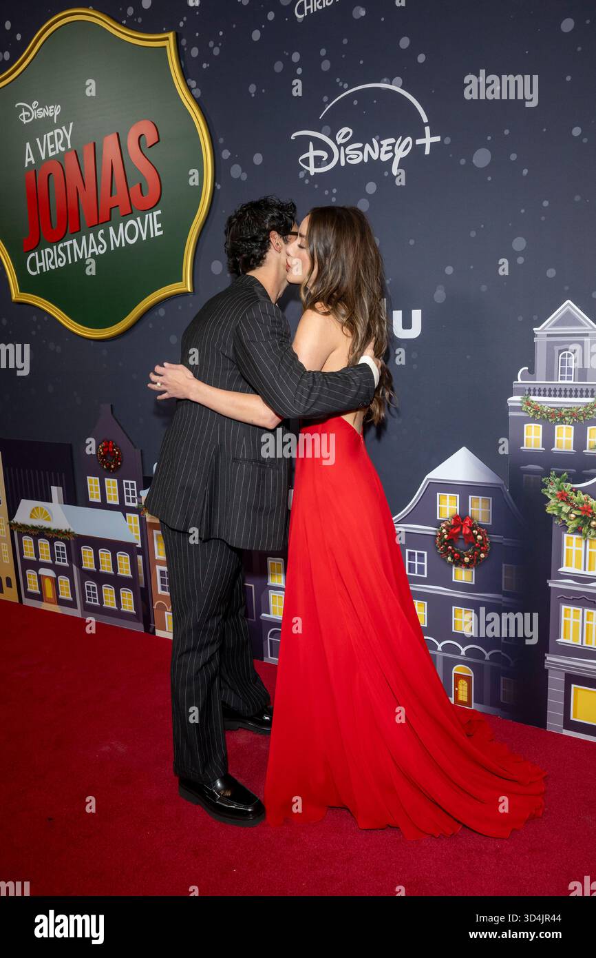 New York, Usa. November 2025. (L-R) Joe Jonas und Chloe Bennet besuchen Disney's „A Very Jonas Christmas Movie“ New York Premiere im New York City Center. Quelle: SOPA Images Limited/Alamy Live News Stockfoto