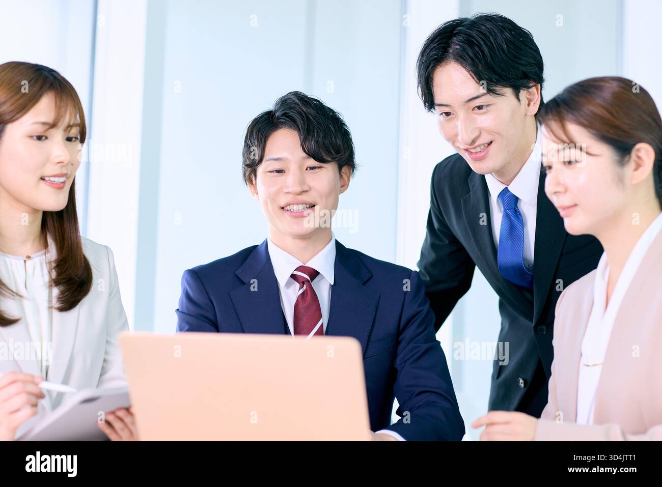 Japanische Geschäftsleute im Büro Stockfoto