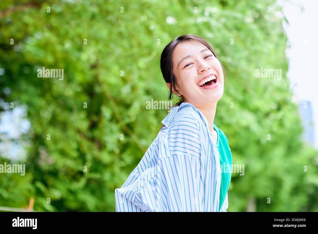 Junge japanische Frau Portrait draußen Stockfoto