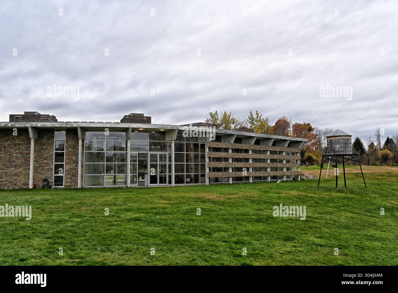 GENT, NEW YORK - 29. OCT 2025: Benenson Visitors Center in Art Omi, einer gemeinnützigen Kunstorganisation, die Residenzen für Schriftsteller, Künstler und Arc bietet Stockfoto