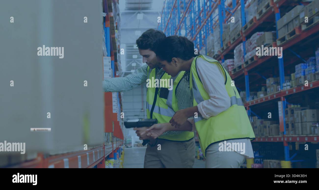 Scannen von zwei Mitarbeitern, die den Lagerbestand im Lagergang überprüfen, mit Barcode-Scanner und Sicherheitswesten Stockfoto