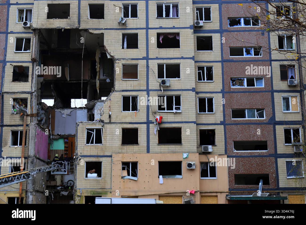Ein russischer Raketenangriff zerstörte ein Haus in Dnipro, Ukraine. Ein großes Loch im Wohngebäude nach einem Drohnenschlag und Feuer. Russlands Krieg ag Stockfoto