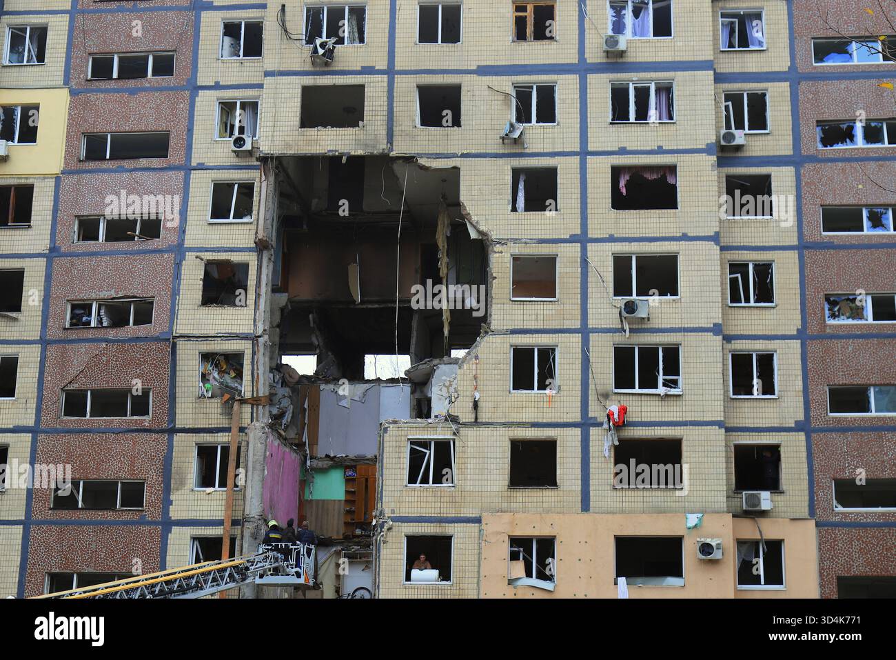 Ein russischer Raketenangriff zerstörte ein Haus in Dnipro, Ukraine. Ein großes Loch im Wohngebäude nach einem Drohnenschlag und Feuer. Russlands Krieg ag Stockfoto