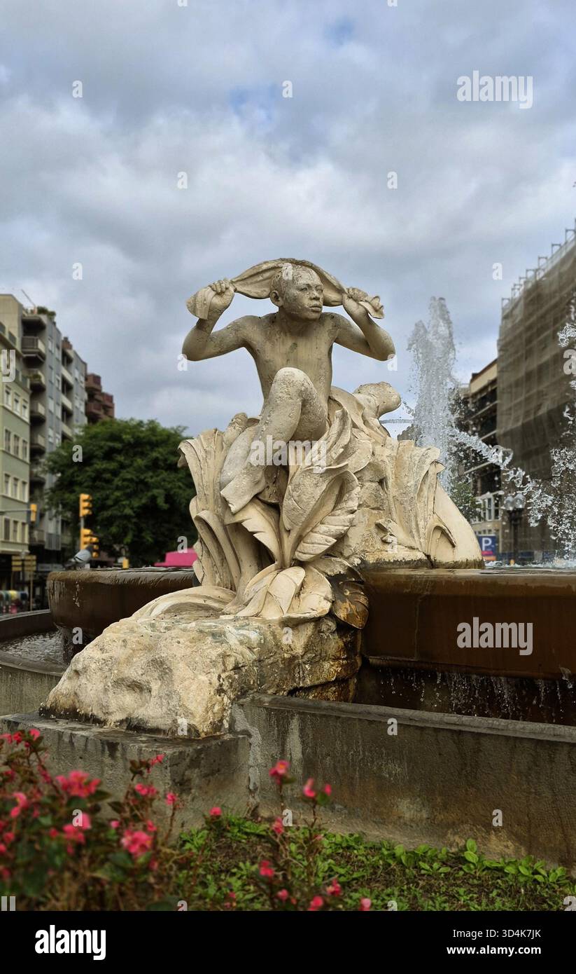 Allegorische Statue aus Josep Viladomats hundertjährigem Brunnen in Tarragona, die Afrika als einen der vier Kontinente darstellt. - Smartphone-aufgenommenes Stockfoto
