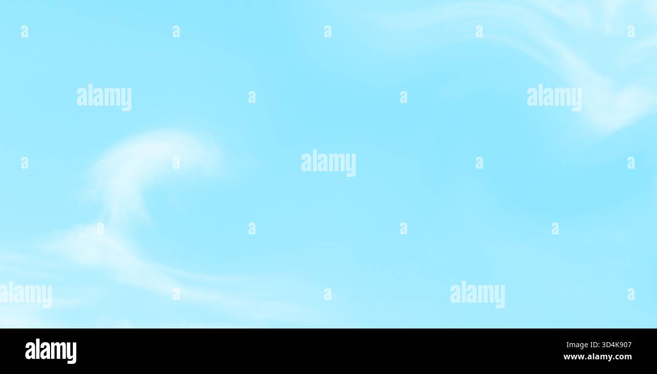 Weicher ätherischer abstrakter Hintergrund mit hellblauem Himmel mit auffälligem Wirbel- oder Wirbeleffekt. Weiße Wolken, die sich digital bewegen, verschwimmen und verwischen Stockfoto