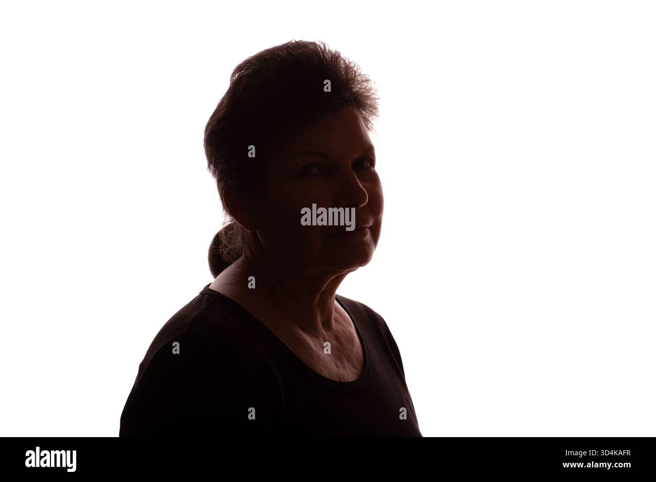 Dunkle Silhouette einer älteren Frau, einer Rentnerin mit lockigem Haar - isolieren, weißer Hintergrund Stockfoto