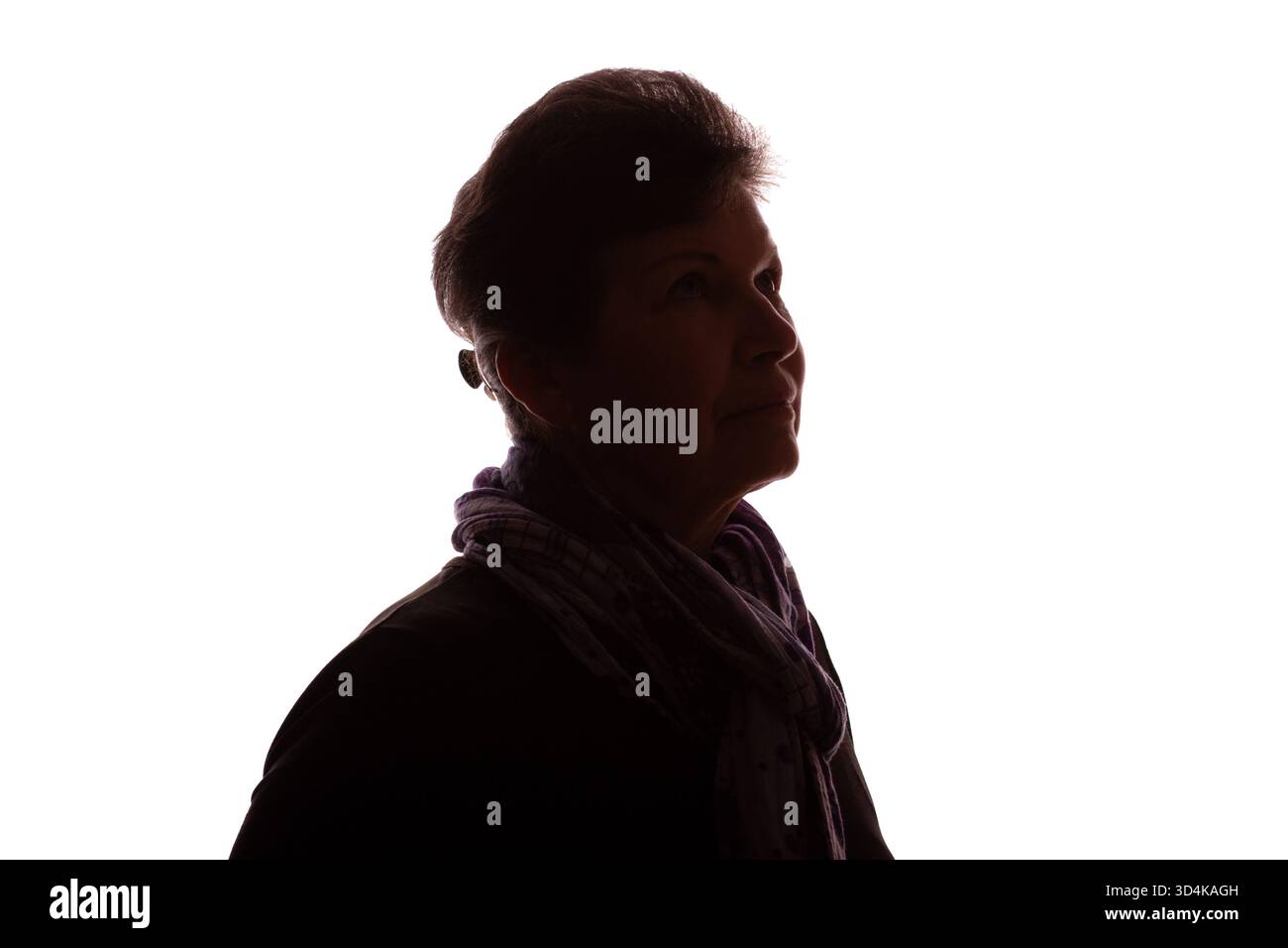 Dunkle Silhouette einer älteren Frau, einer Rentnerin mit lockigem Haar - isolieren, weißer Hintergrund Stockfoto