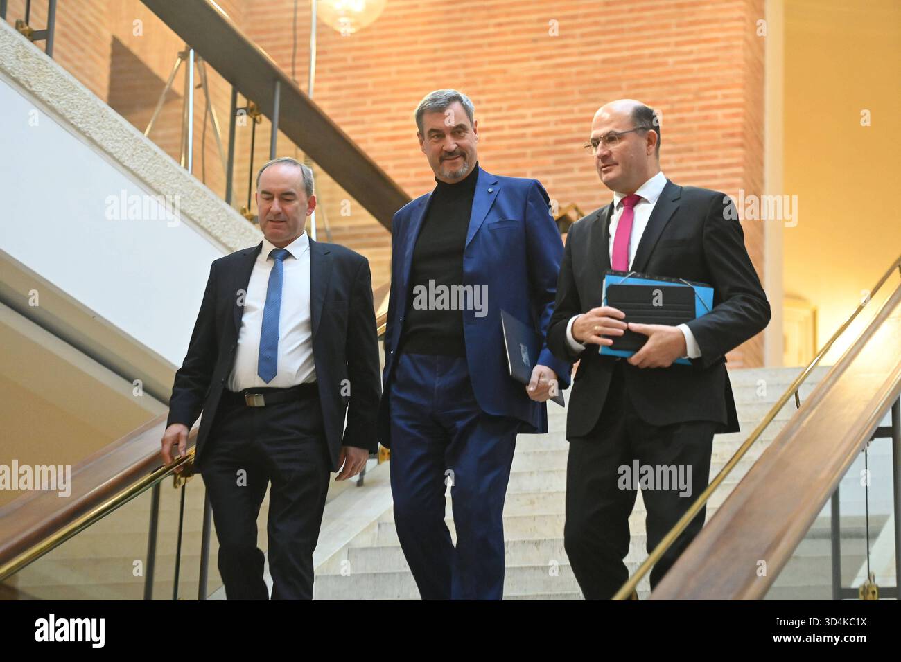 v.li:Hubert AIWANGER Freie Waehler,Wirtschaftsminister Bayern,Markus SOEDER Ministerpraesident Bayern und CSU Vorsitzender, Albert FUERACKER CSU,Finanz-und Heimatminister. 2026/2027 Pressekonferenz der Bayerischen Staatsregierung nach Klausurtagung am 11.11.2025 im Prinz Carl Palais in München. *** Von links Hubert AIWANGER Freie Wähler, Bayerischer Wirtschaftsminister, Markus SOEDER Ministerpräsident von Bayern und CSU-Vorsitzender Albert FUERACKER CSU, Minister für Finanzen und Inneres die Landesregierung nimmt Schlüsselpunkte für das Jahr 2026 an Stockfoto