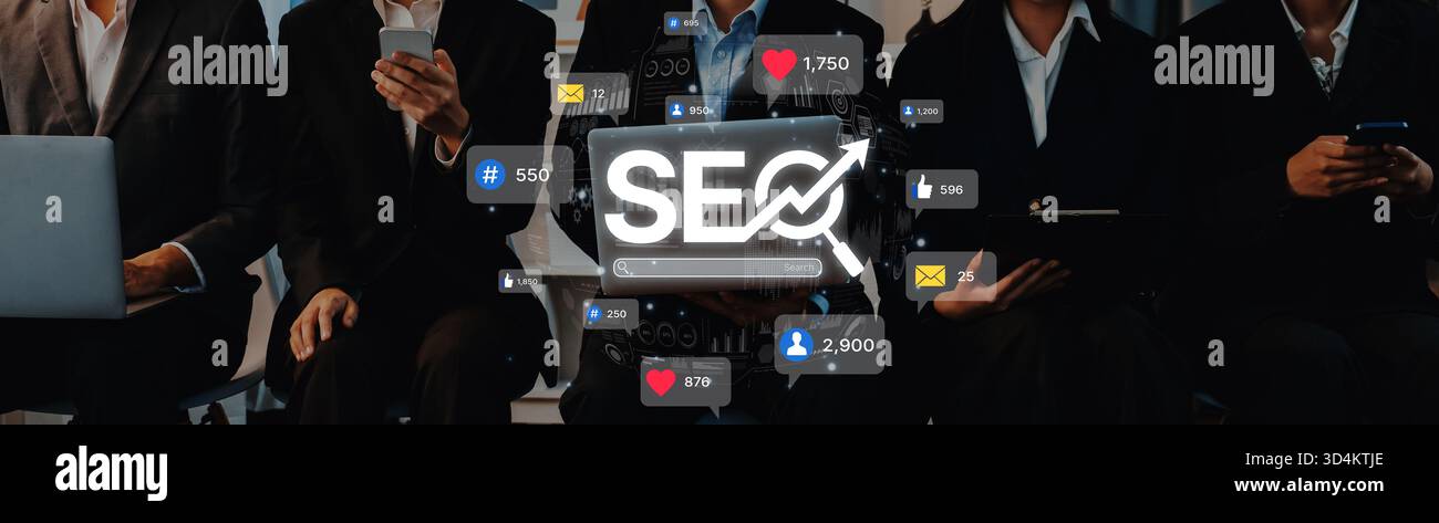 Geschäftsleute analysieren SEO-Kennzahlen und tauschen Erkenntnisse über digitale Marketingstrategien aus, während sie Technologie in einer modernen Arbeitsumgebung einsetzen Stockfoto