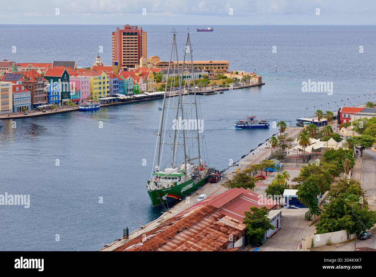 Greenpeace-Schiff Rainbow Warrior in St. Anna Bay, Willemstad, Curacao Stockfoto