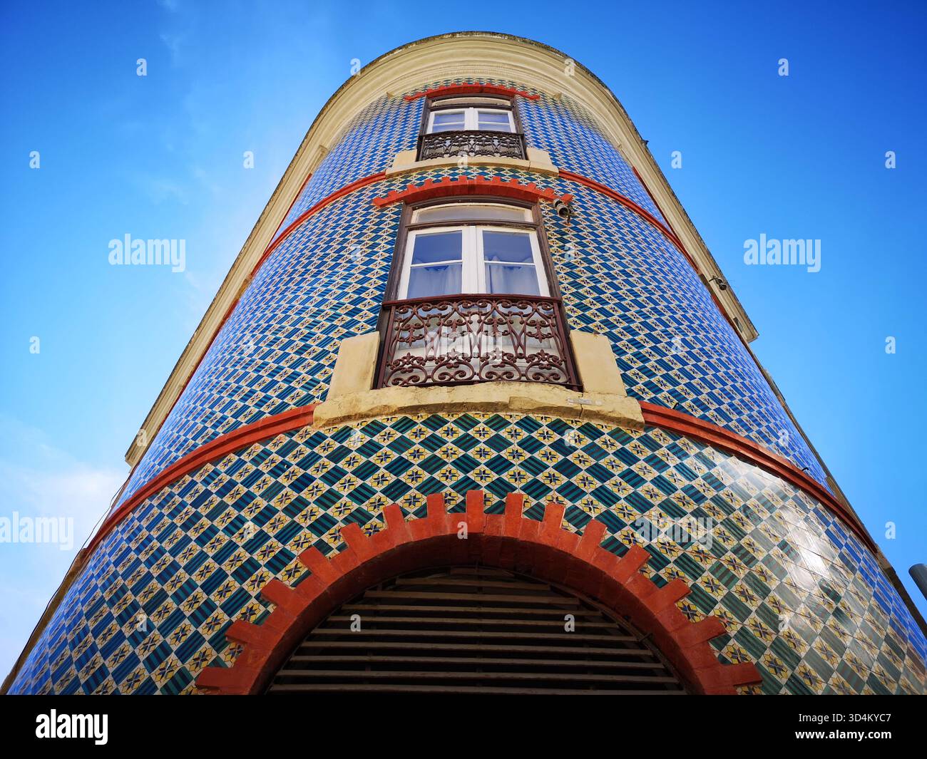Gefliestes Gebäude in Lissabon, Portugal - Smartphone-aufgenommenes Stockfoto