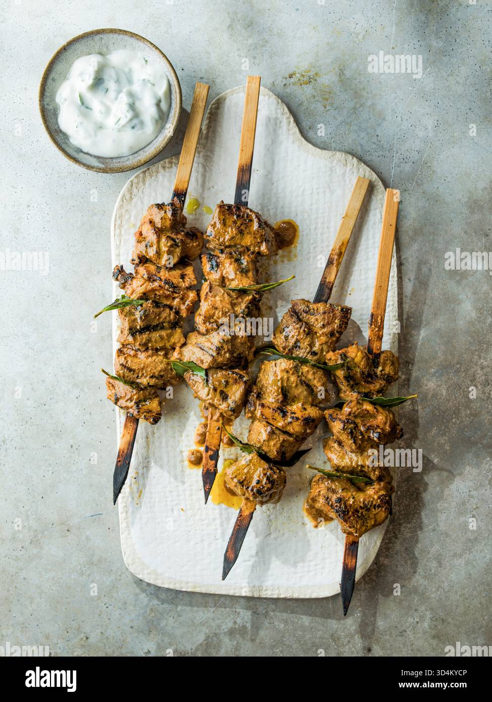 Curry Lammspieße mit Joghurt Stockfoto