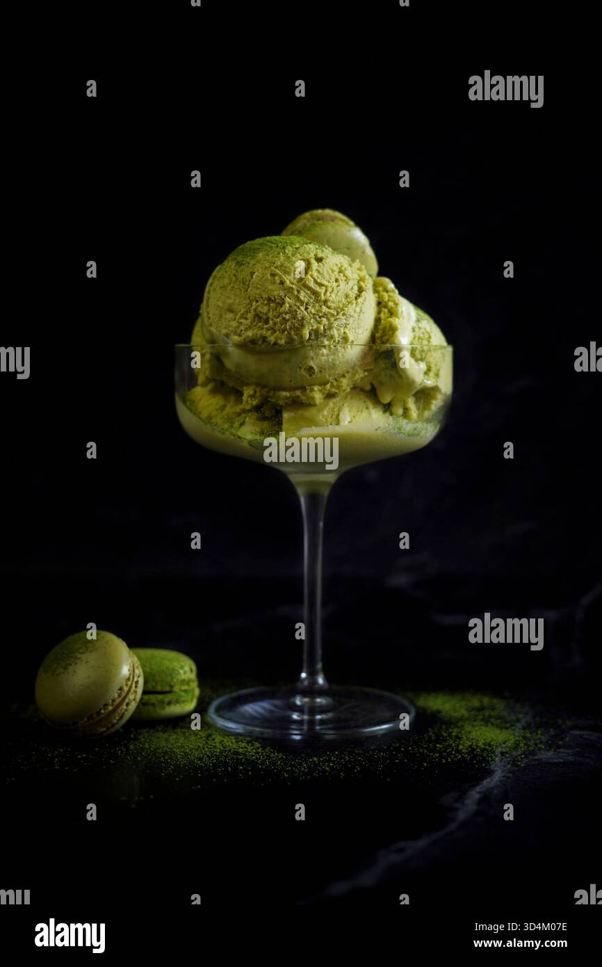 Japanisches Matcha-Eis auf schwarzem Marmorhintergrund. Stockfoto