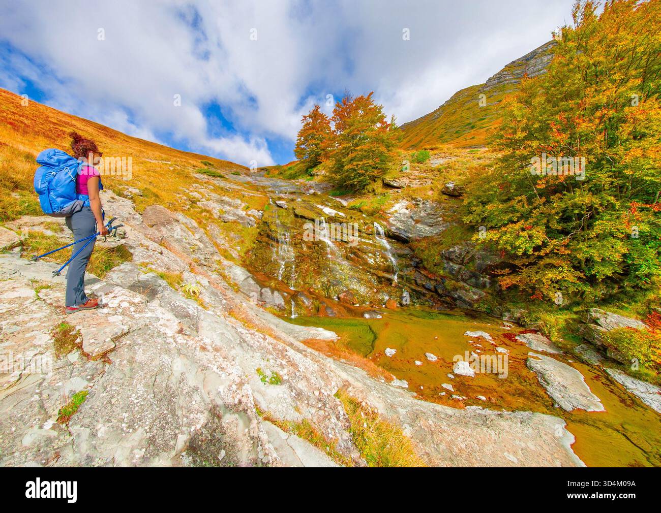 Monte Gorzano, Italien - der höchste Gipfel der Bergkette namens Monti della Laga, mit Wasserfällen des Cento Fonti im Herbst mit Laub und Wanderern Stockfoto
