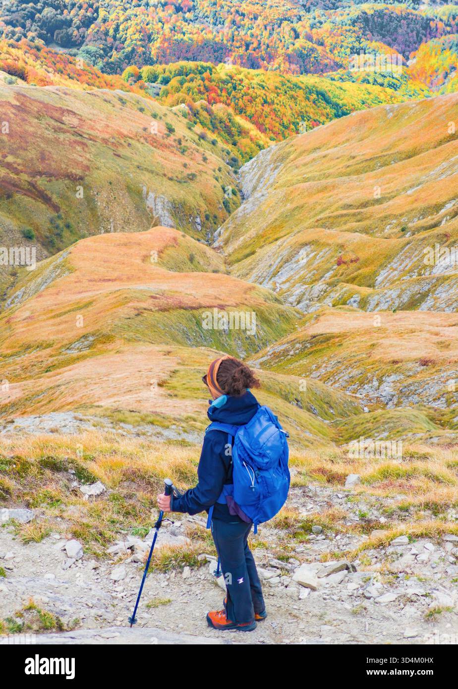 Monte Gorzano, Italien - der höchste Gipfel der Bergkette namens Monti della Laga, mit Wasserfällen des Cento Fonti im Herbst mit Laub und Wanderern Stockfoto