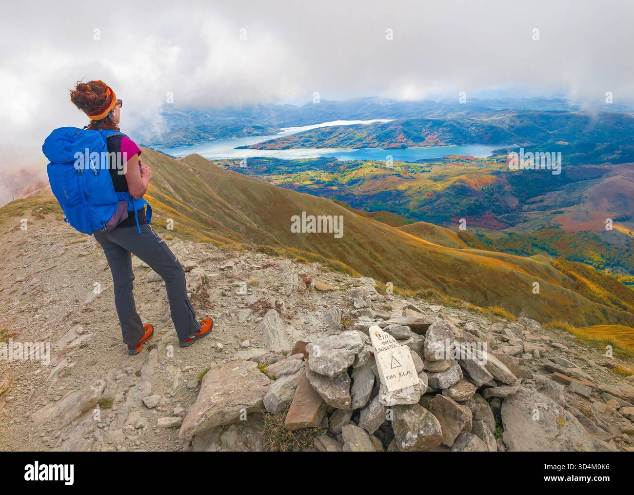 Monte Gorzano, Italien - der höchste Gipfel der Bergkette namens Monti della Laga, mit Wasserfällen des Cento Fonti im Herbst mit Laub und Wanderern Stockfoto