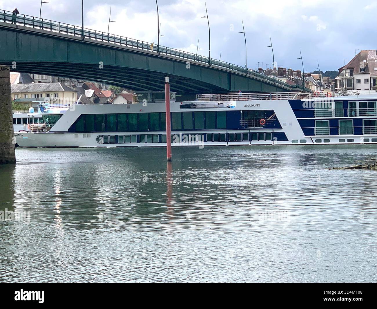 Vernon Frankreich Wasserbrücke Fahrrad Platz alte berühmte Straße Stadt Menschen See Schilder Urlaub Tour Touristen Wetter Shop Geschäfte lokale Ort - Smartphone-aufgenommenes Stockfoto