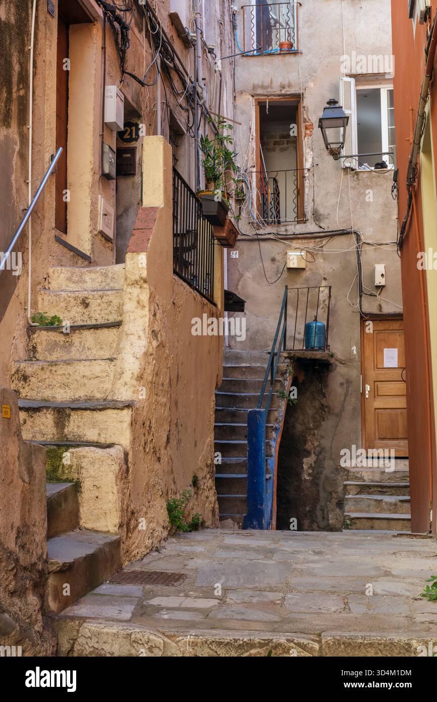 Eine ruhige Ecke in einer engen Straße in der Altstadt, Bastia, Korsika, Frankreich Stockfoto
