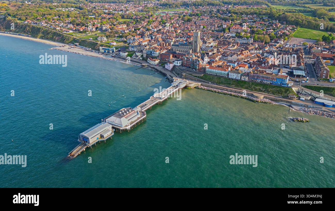 Panoramablick über die Drohne auf den Cromer Pier und die Küstenstadt. Türkisfarbene Nordsee und die Promenade. North Norfolk, England, Großbritannien Stockfoto