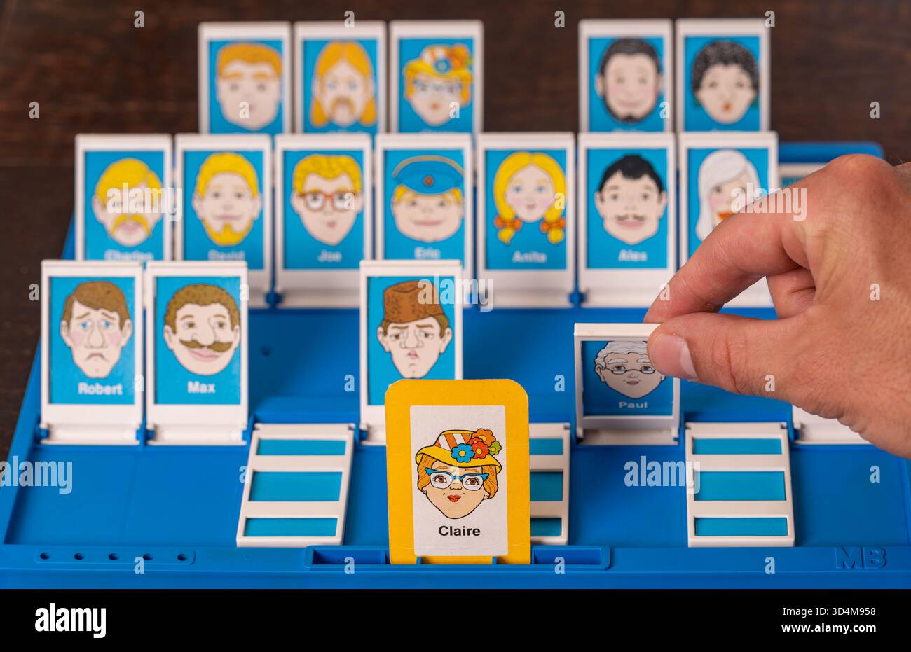 Amsterdam, Niederlande, 16.07.2025, Gameplay von Retro 1979 „Guess Who?“ Brettspiel, Klassisches Familienspiel Für Zwei Spieler Stockfoto