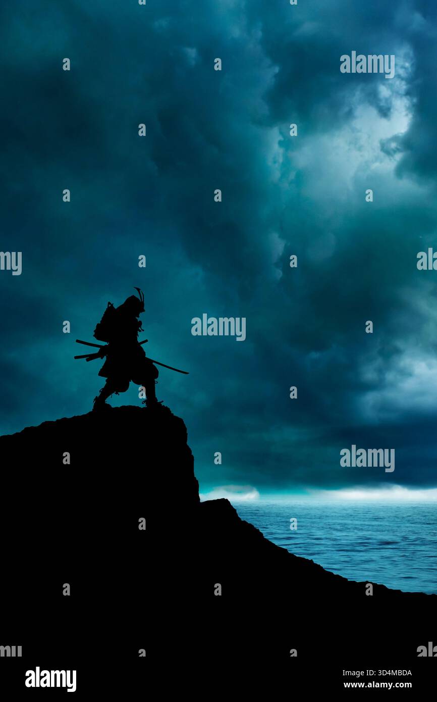 Silhouette eines Samurai, der auf einer Klippe vor einem stürmischen blauen Himmel steht und Stärke und Ehre symbolisiert Stockfoto