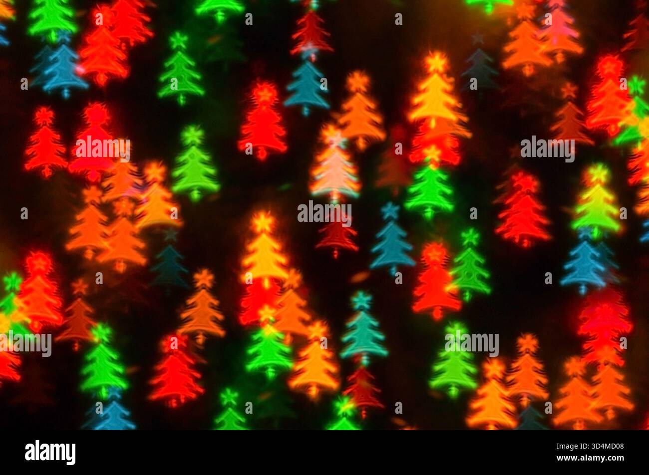 Weihnachtslichter Hintergrund mit verschwommenen weihnachtlichen festlichen mehrfarbigen Bokeh-Lichtern, leuchtenden farbigen Lichtern in Form des Weihnachtsbaums Stockfoto