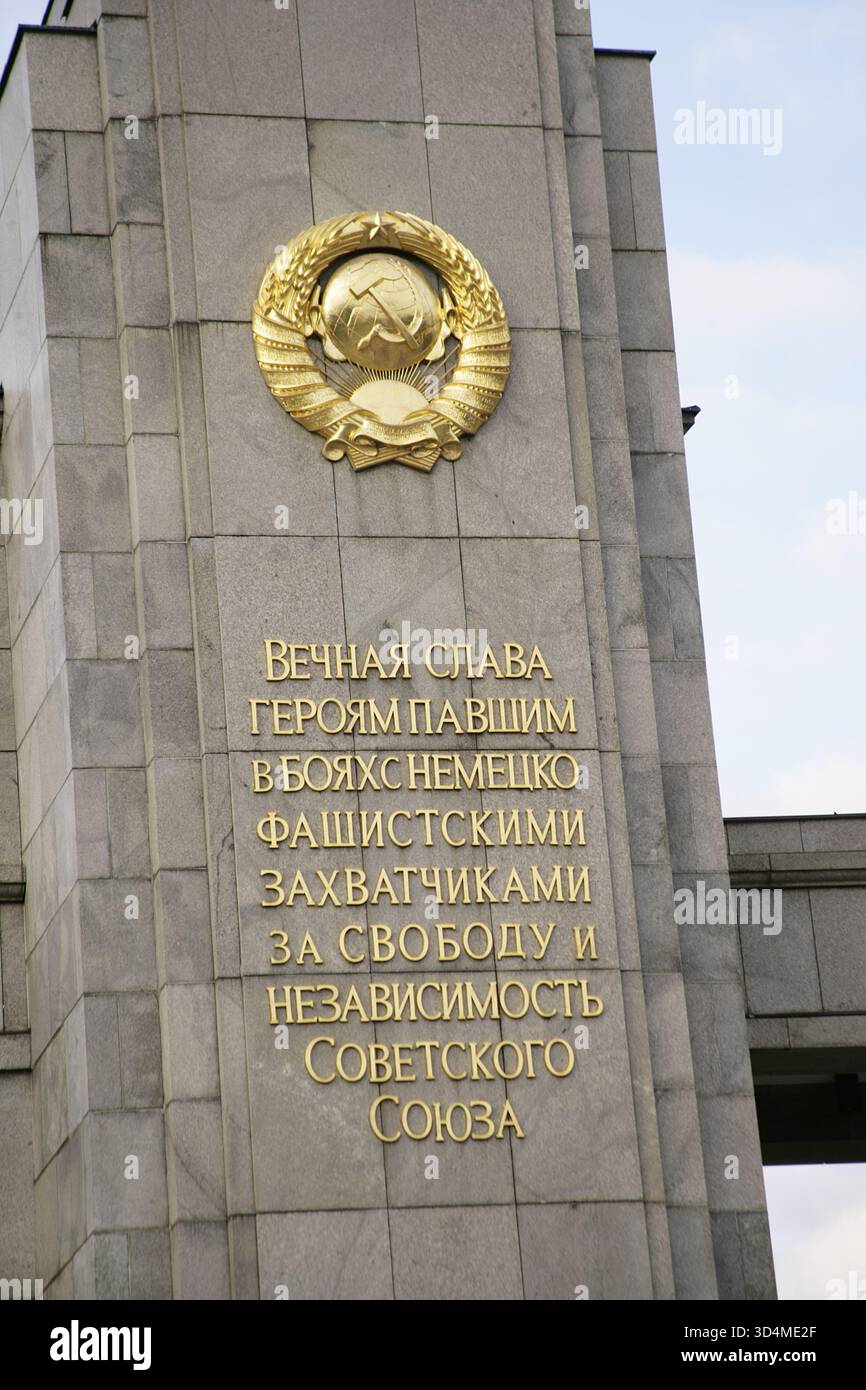 Berlin, Deutschland. Sowjetisches Kriegerdenkmal im Tiergarten. Die Gedenkstätte wurde am 7. November 1945 am Jahrestag des Beginns der Oktoberrevolution in Russland eingeweiht. Sie gedenkt an die im Krieg verstorbenen sowjetischen Soldaten, insbesondere an diejenigen, die während der Schlacht bei Berlin zwischen April und Mai 1945 ums Leben kamen. Das Denkmal befindet sich im Großen Tiergarten, einem großen öffentlichen Park im Westen der Stadt. Sie wurde mit Steinen aus der zerstörten Kanzlei des Dritten Reiches errichtet. Der Entwurf stammt von dem Architekten Michail Gorvits. Beschriftung in Bezug auf Stockfoto