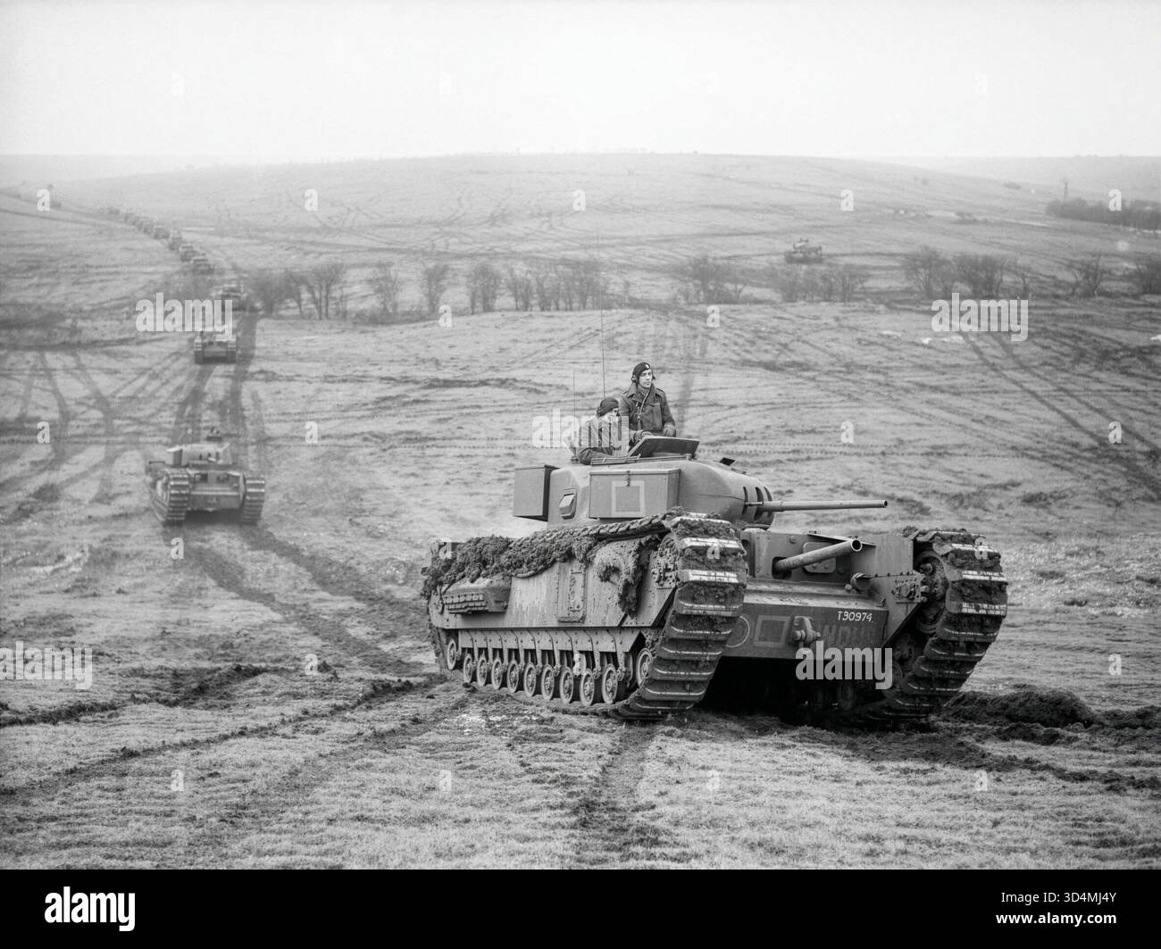 SALISBURY PLAIN, WILTSHIRE, ENGLAND, Vereinigtes Königreich - 31. Januar 1942 - Churchill-Panzer des 9. Royal Tank Regiment während einer Übung in Tilshead auf der Salisbury Plain, Wiltshire, England, Vereinigtes Königreich. Das Hauptfahrzeug, Indus, der B-Geschwader, ist ein Mk I mit einer 3-Zoll-Haubitze mit geschlossenem Unterbau - Foto: Geopix/Lt E G Malindine Stockfoto