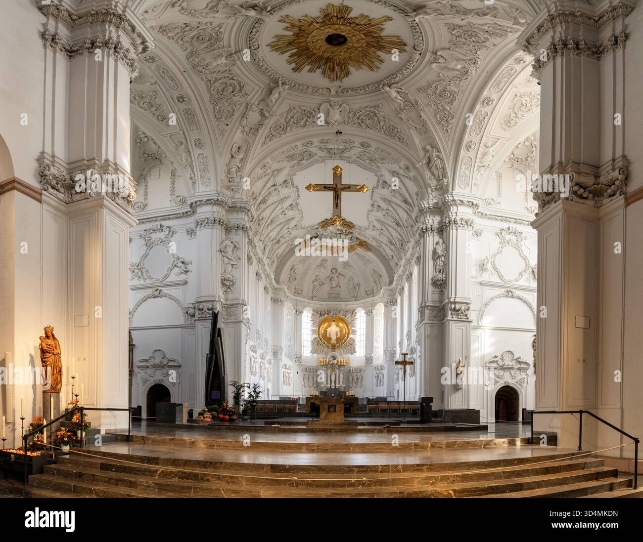 Würzburg, Deutschland - 9. Oktober 2025: Innenansicht des Mittelschiffs und Altars des romanisch-katholischen St.-Kilians-Doms Stockfoto