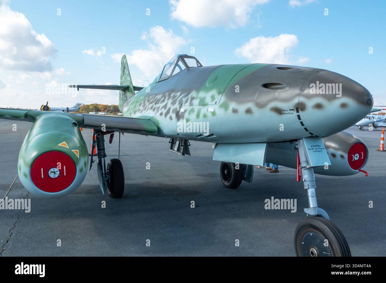 MONROE, NC (USA) - 9. November 2025: Ein nachgebauter Messerschmitt ME 262 Kampfflugzeug auf der Warbirds Over Monroe Air Show. Stockfoto