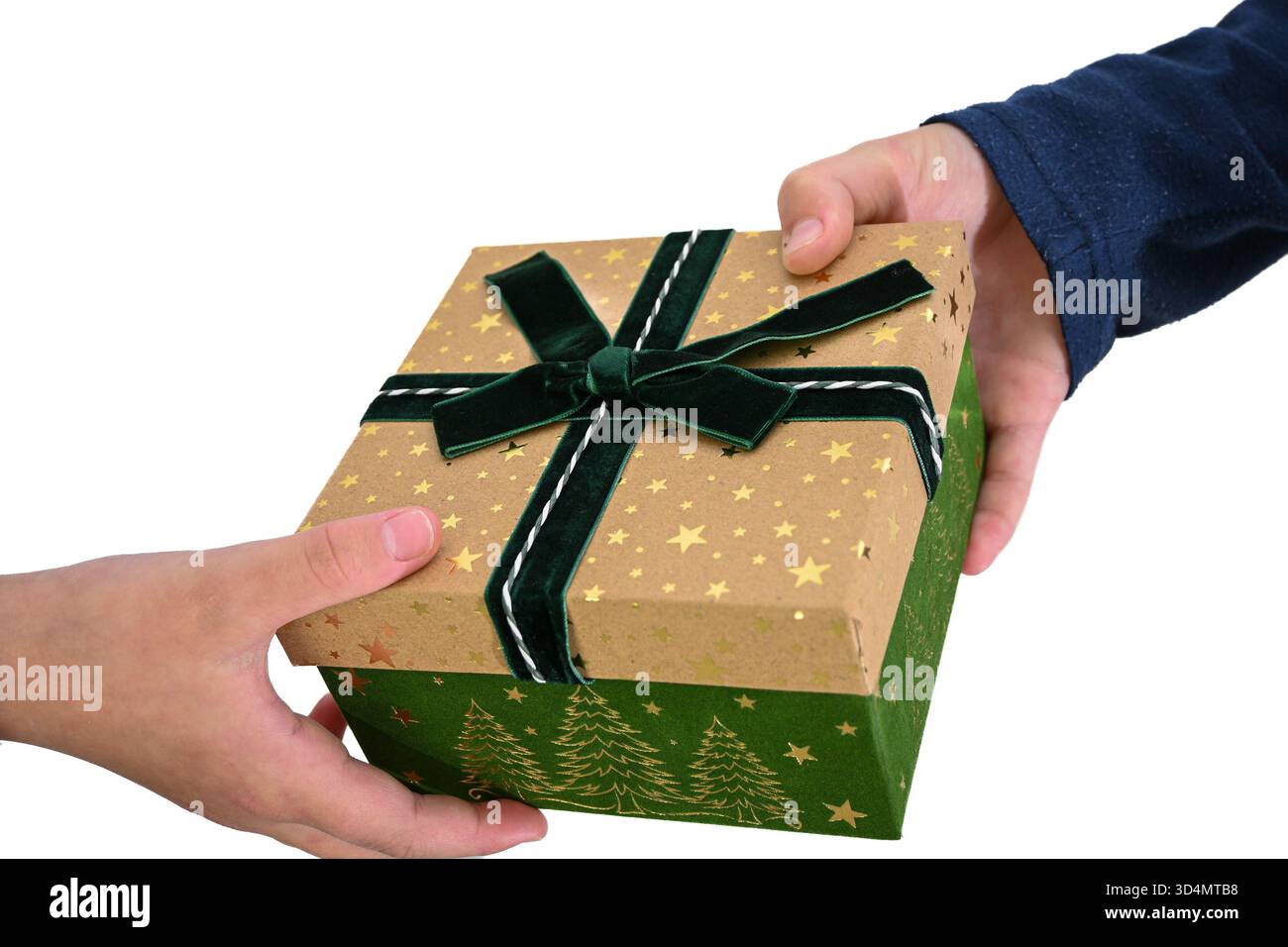 weihnachtsgeschenkbox mit grünem Band. Stockfoto