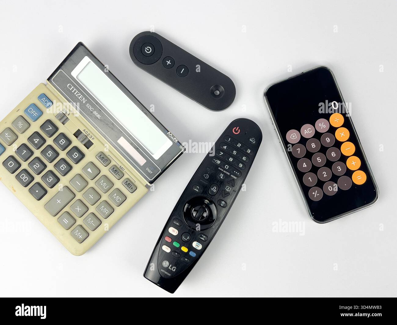 Dies ist ein flaches oder von oben nach unten gerichtetes Foto mit verschiedenen elektronischen Geräten und Peripheriegeräten auf weißem Hintergrund. Stockfoto