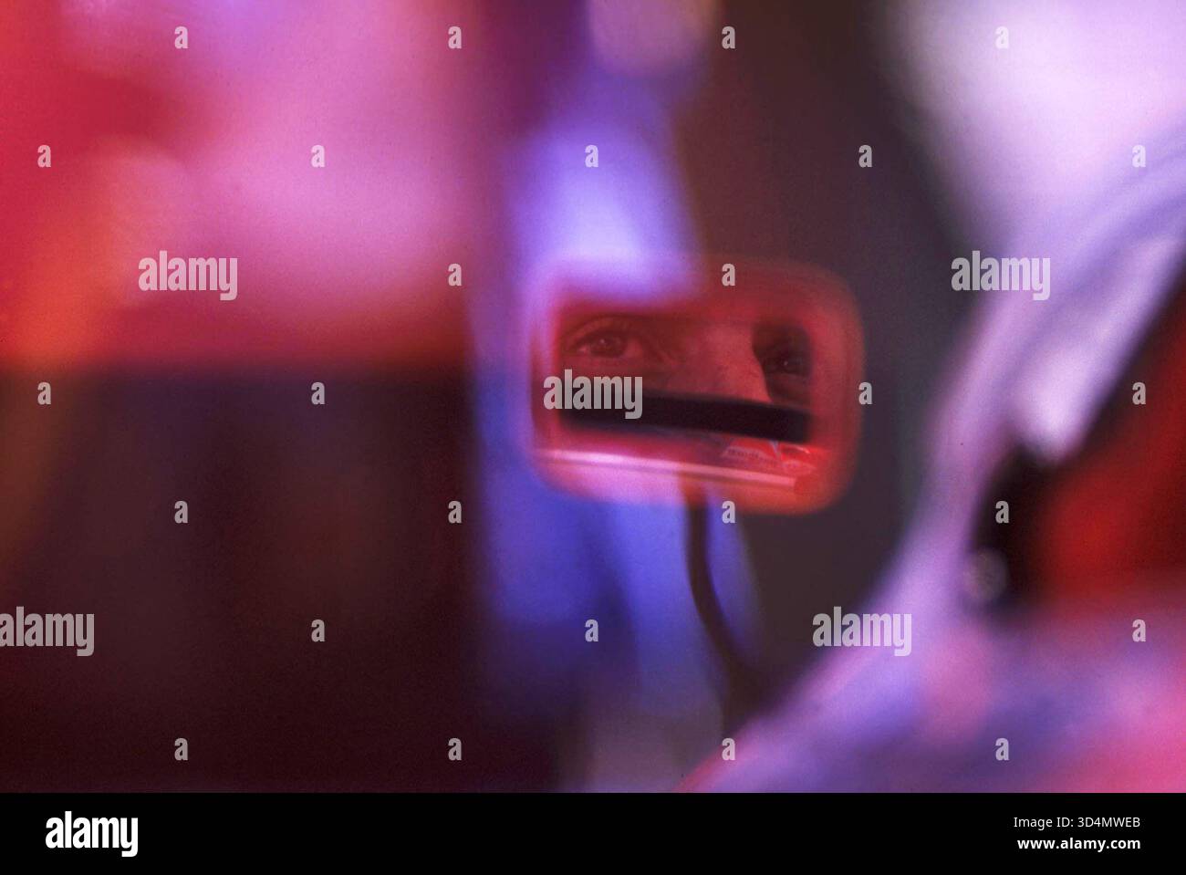 Alain Prost beim Großen Preis von Portugal 1988. Alain Marie Pascal Prost, französischer Rennfahrer und viermaliger Formel-1-Fahrer, blickt durch den Spiegel und zeigt seine Augen aus nächster Nähe. Einer der größten F1-Fahrer Alain Prost, bekannt als „der Professor“ für seinen berechneten Rennstil, ist eine legendäre Figur in der Formel 1. Er wurde am 24. Februar 1955 in Frankreich geboren. Prost gewann die Formel-1-Weltmeisterschaft vier Mal: 1985, 1986, 1989 und 1993. Seine Karriere war geprägt von seinem strategischen Ansatz im Rennsport, außergewöhnlichem technischem Verständnis und intensiver Rivalität mit anderen Größen wie Stockfoto