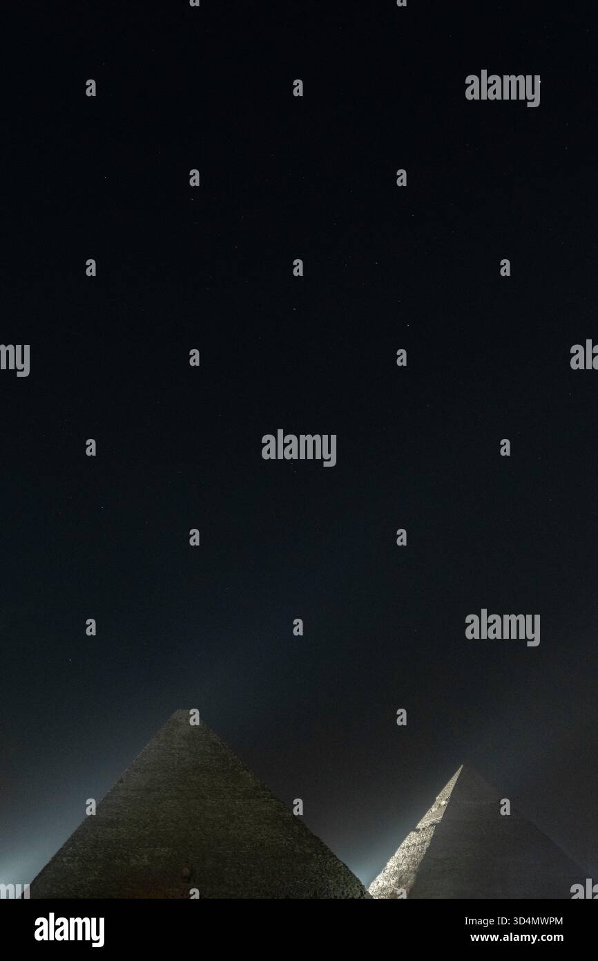 Die Khufu- und Khafre-Pyramiden unter Sternen, Gizeh, Kairo, Ägypten Stockfoto