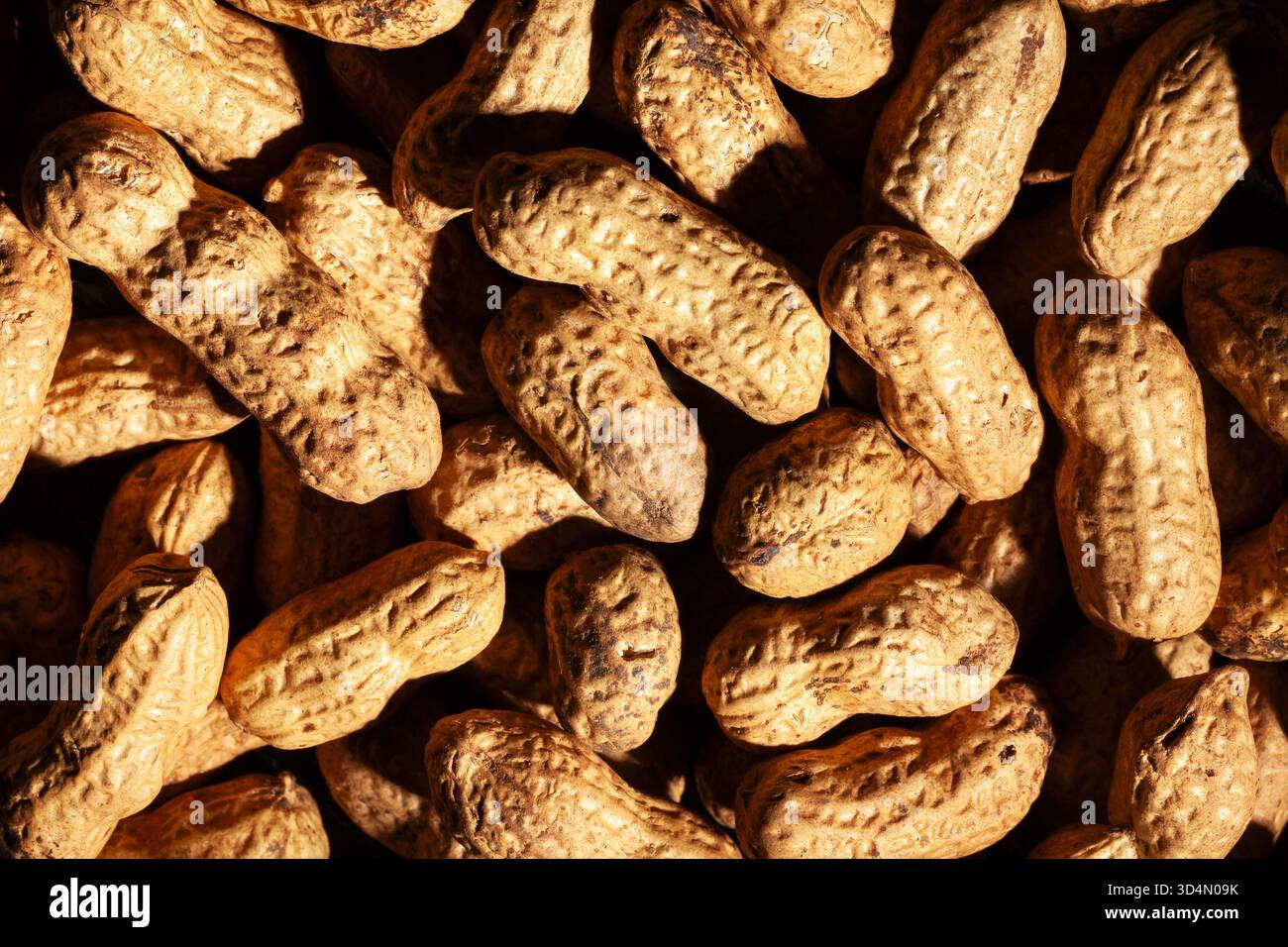 Erdnussstruktur auf schwarzem Hintergrund Draufsicht Stockfoto