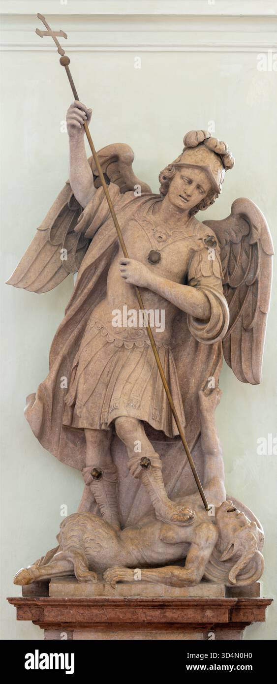 SALZBURG, AUSTIRA - 7. SEPTEMBER 2025: Die Marmorstatue des St. Michael Erzengels in der Erzabtei St. Peter von unbekanntem Künstler. Stockfoto
