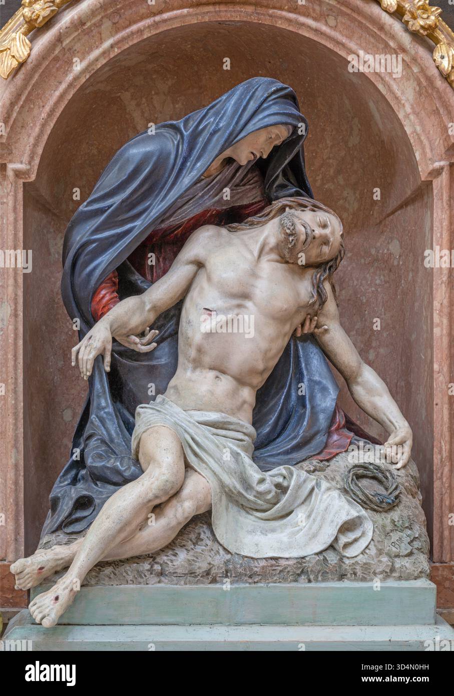 SALZBURG, AUSTIRA - 7. SEPTEMBER 2025: Die geschnitzte polychrome Pieta in der Kirche Erzabtei St. Peter von I. piger aus dem Jahr 1886. Stockfoto