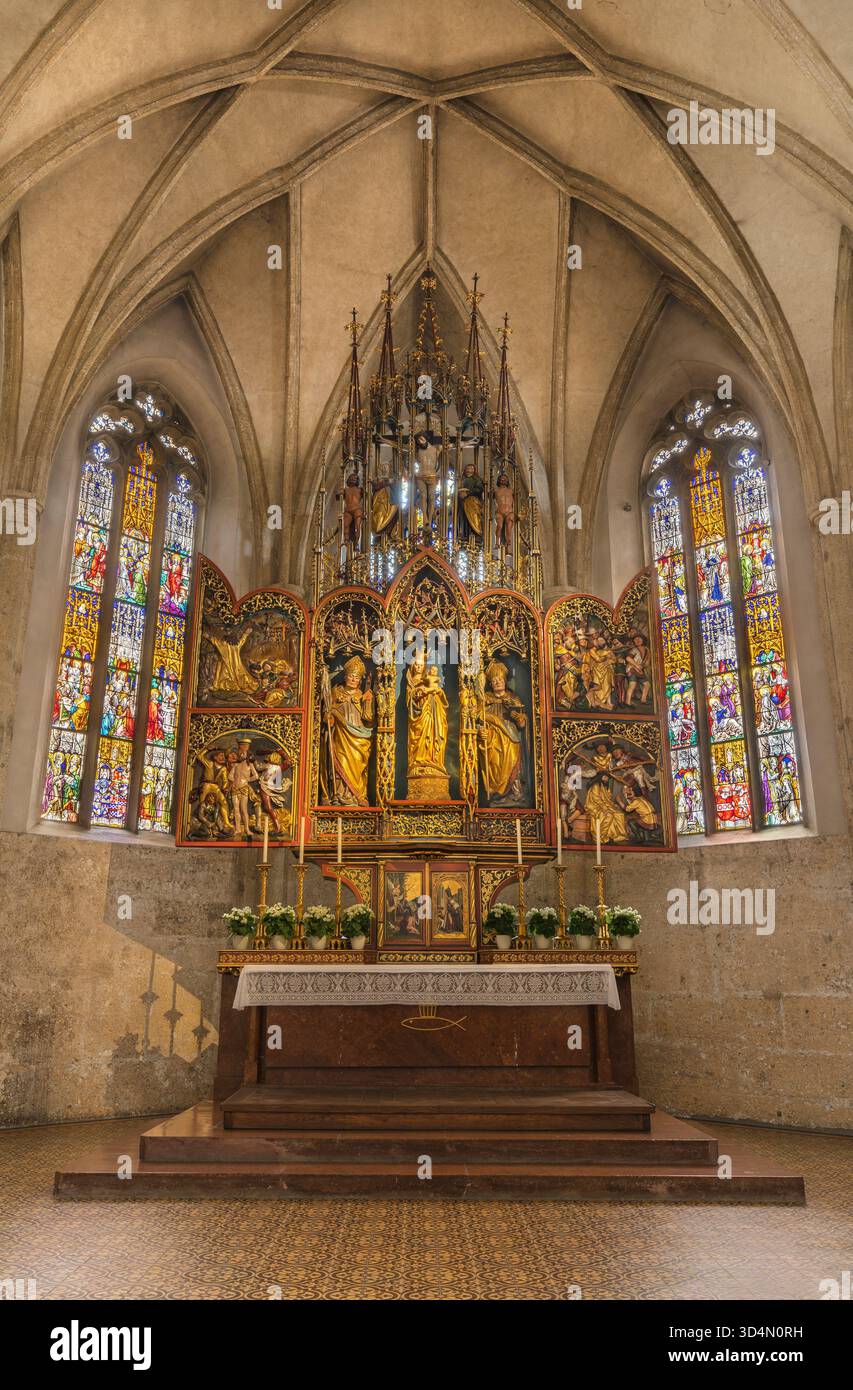 SALZBURG, AUSTIRA - 7. SEPTEMBER 2025: Der polychrom geschnitzte spätgotische Altar in der Kirche der Benediktinerinnenabtei Nonnberg vermutlich von Veit Stoss Stockfoto